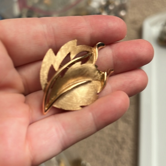 Vintage Gold tone Lead brooch - Picture 1 of 4